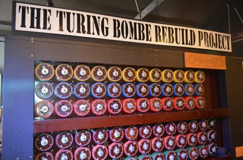 20200613_Labrujulazul_Imgi6_TNMOC-Galería -Rompiendo-Enigma_https://www.tnmoc.org/bombe_"La máquina Turing-Welchman Bombe era un dispositivo electromecánico utilizado para romper mensajes cifrados por Enigma sobre operaciones militares enemigas durante la Segunda Guerra Mundial."